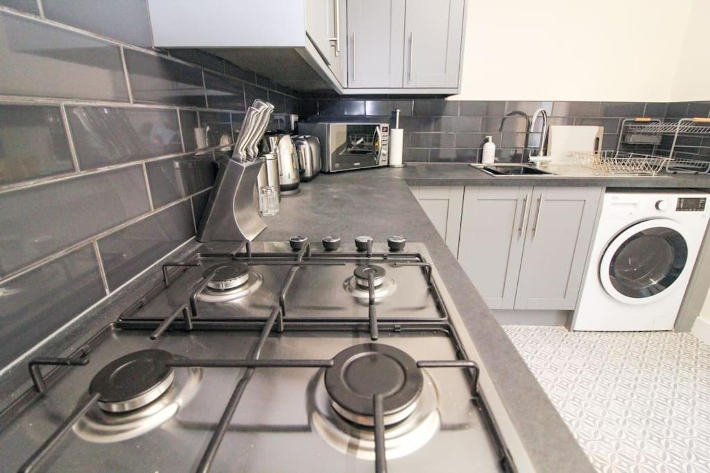Modern 3 Bed, Contractors Welcome, Bradford Bradford  Exteriör bild