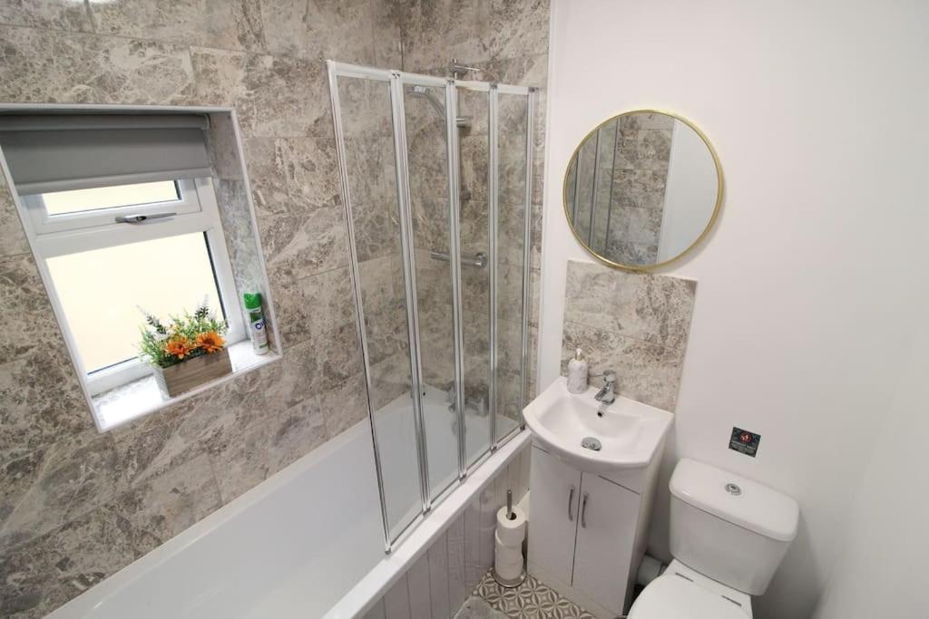 Modern 3 Bed, Contractors Welcome, Bradford Bradford  Exteriör bild