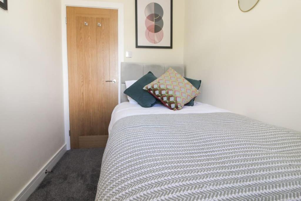 Modern 3 Bed, Contractors Welcome, Bradford Bradford  Exteriör bild