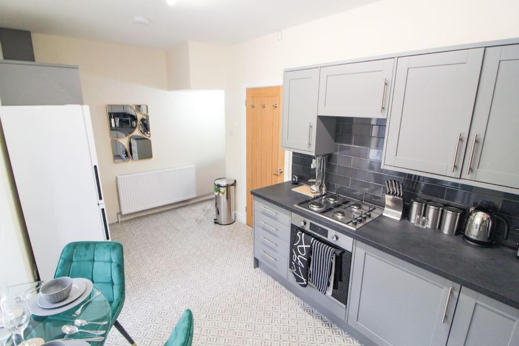 Modern 3 Bed, Contractors Welcome, Bradford Bradford  Exteriör bild