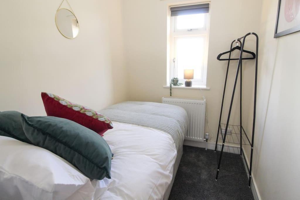 Modern 3 Bed, Contractors Welcome, Bradford Bradford  Exteriör bild