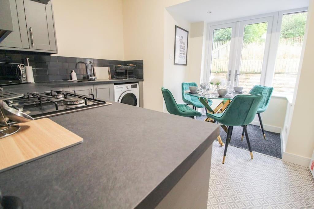 Modern 3 Bed, Contractors Welcome, Bradford Bradford  Exteriör bild
