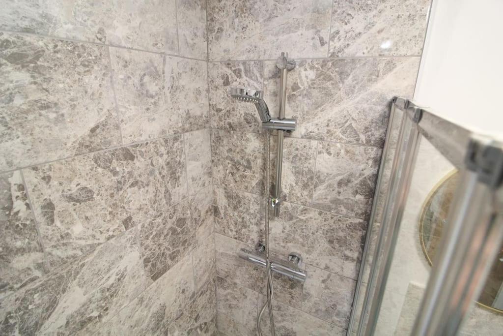 Modern 3 Bed, Contractors Welcome, Bradford Bradford  Exteriör bild