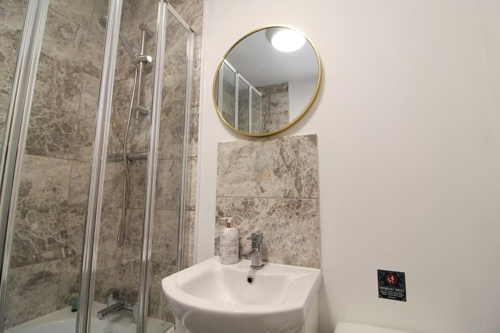 Modern 3 Bed, Contractors Welcome, Bradford Bradford  Exteriör bild