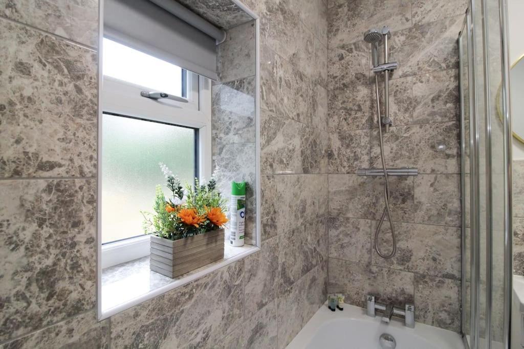 Modern 3 Bed, Contractors Welcome, Bradford Bradford  Exteriör bild
