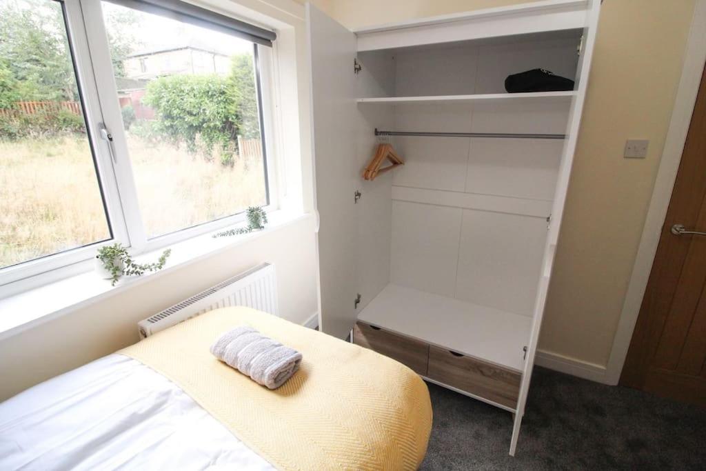 Modern 3 Bed, Contractors Welcome, Bradford Bradford  Exteriör bild
